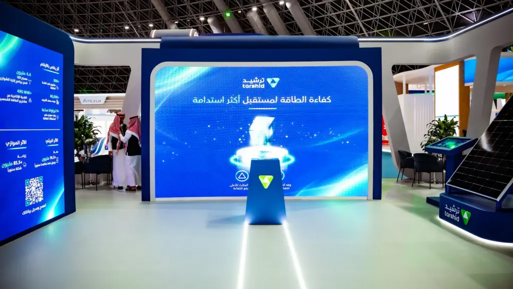 Curved LED wall inside the Tarshid booth showing its energy-efficiency message